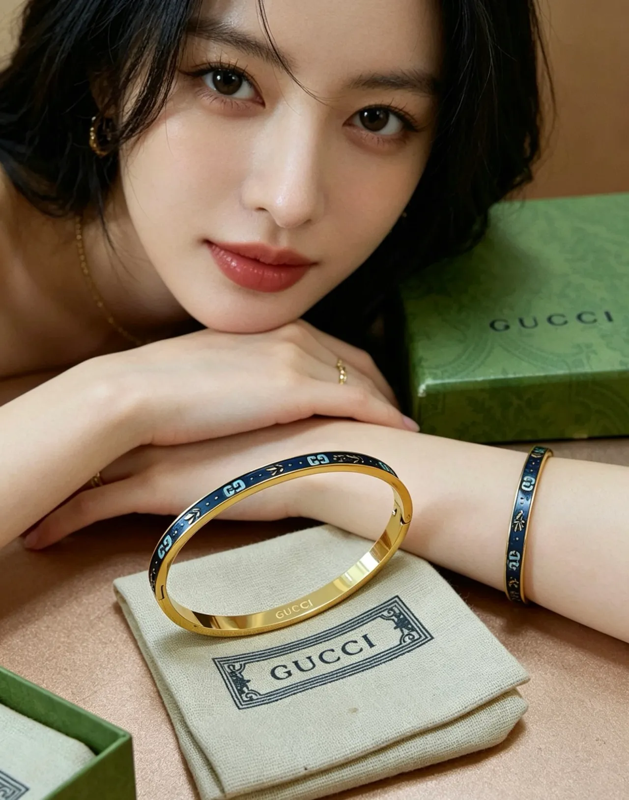Gucci GG Marmont 蓝色珐琅和金色铰链手链 5