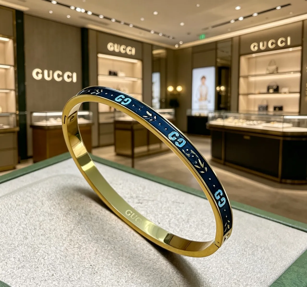Gucci GG Marmont 蓝色珐琅和金色铰链手链 6