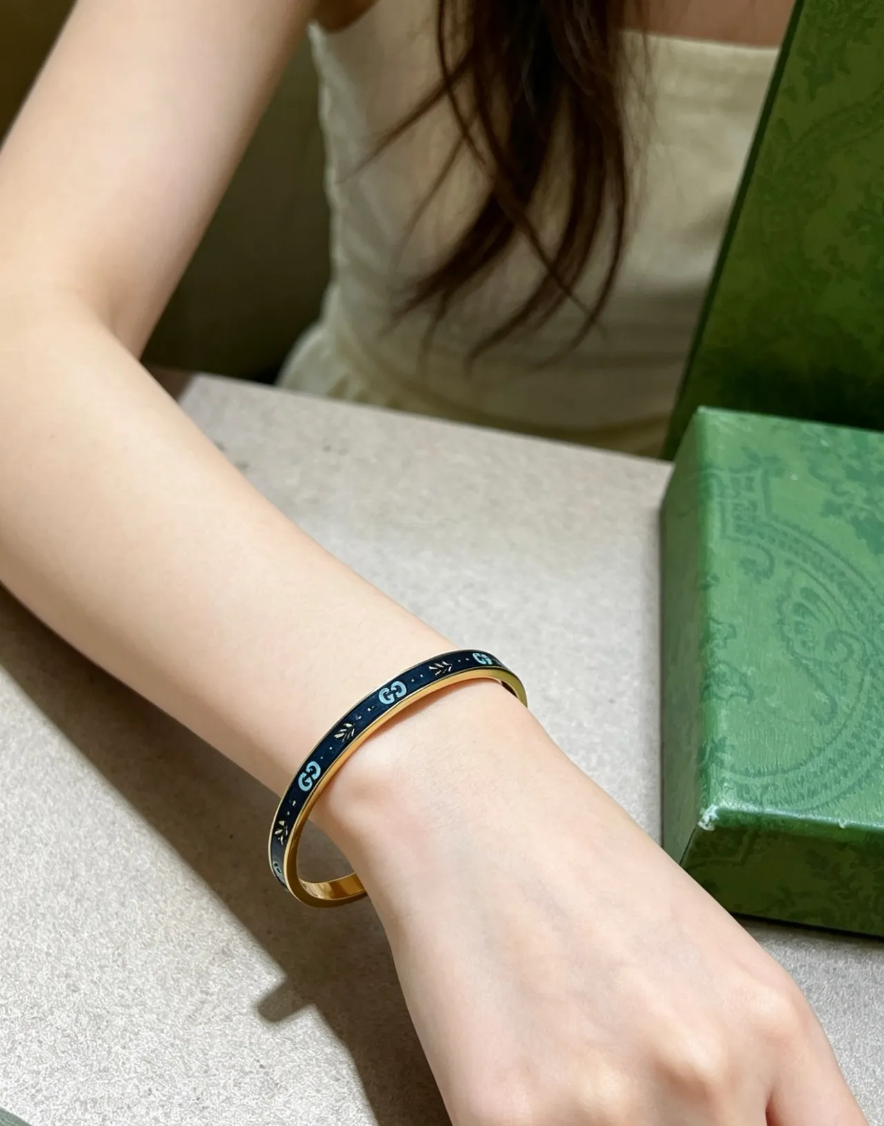 Gucci GG Marmont 蓝色珐琅和金色铰链手链 8