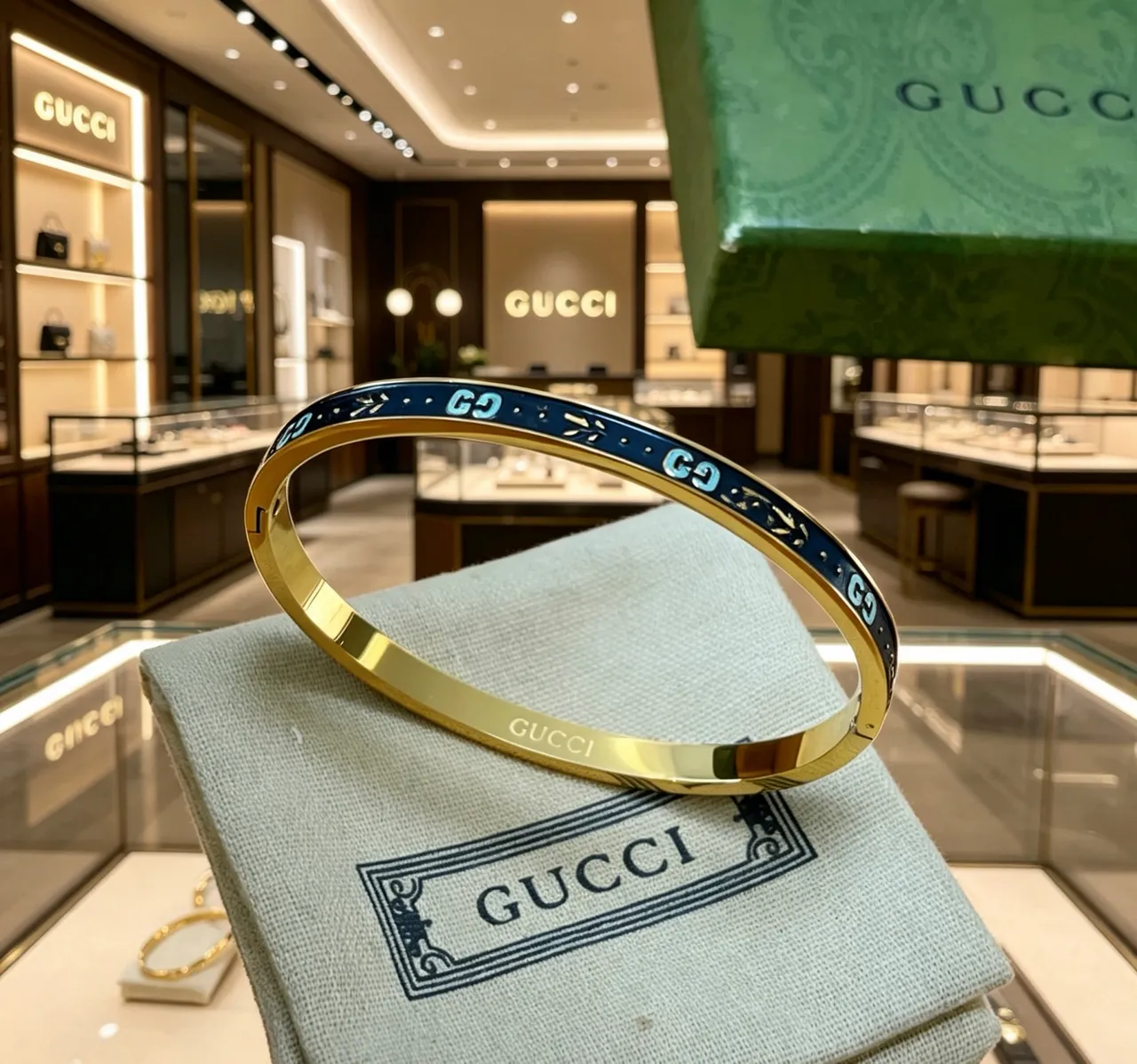 Gucci GG Marmont 蓝色珐琅和金色铰链手链 9