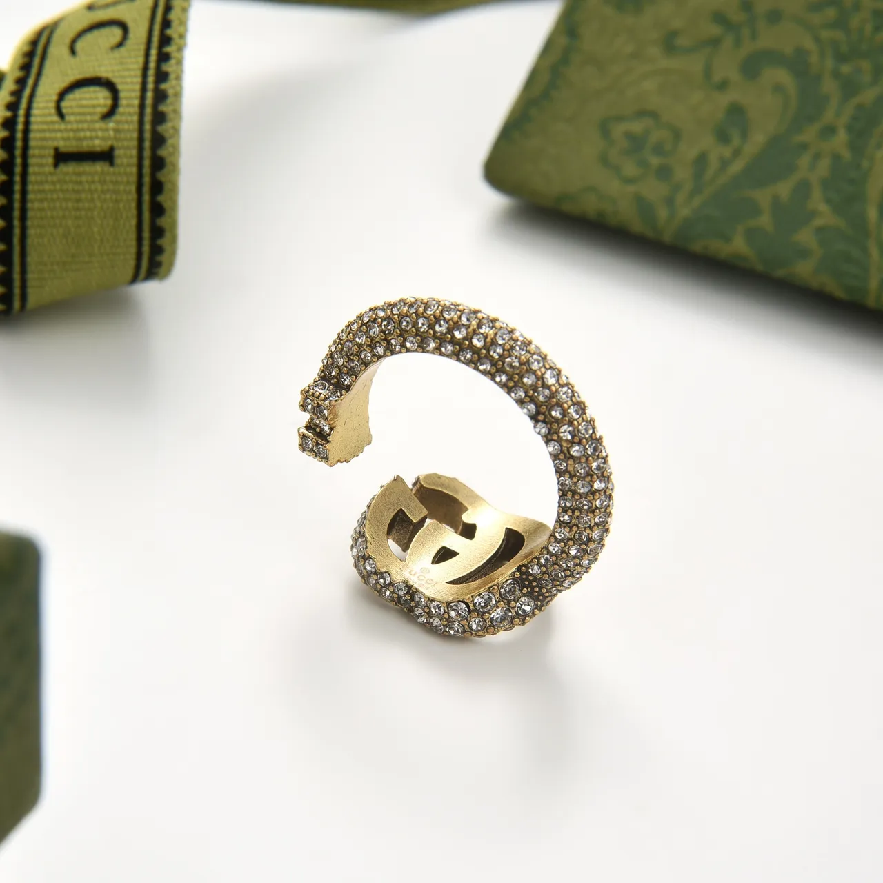 Gucci GG Marmont Anillo Abierto Dorado con Cristales 2
