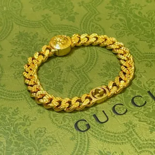 سوار Gucci GG Marmont سلاسل كيرب لينك ذهبية بنمط G متشابكة