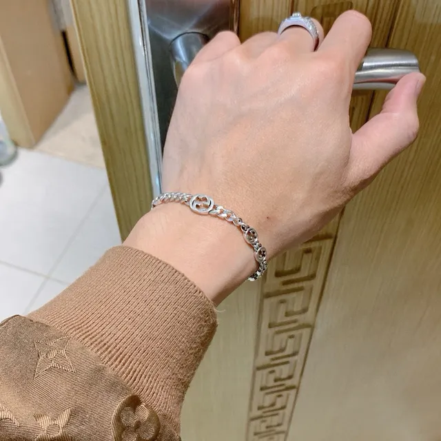 Gucci GG Marmont Interlocking G Logo سوار فضي 8