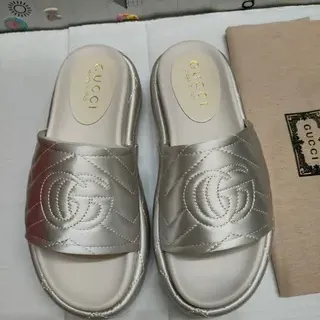 Gucci GG Marmont Zapatillas acolchadas de satén plateadas