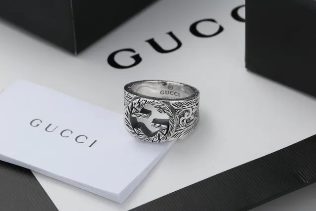 Gucci GG Marmont Silver Interlocking G Logo Hand-Engraved Leaf Motif Ring 4