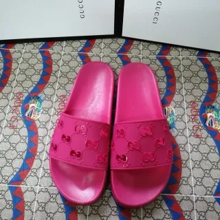 Gucci GG Marmont Slide 粉色模制橡胶拖鞋