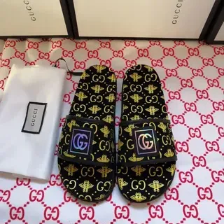 Gucci GG Marmont Slides Negro y Oro Todo Cubierto y Patrón de Abeja Placa Holográfica Zapatillas