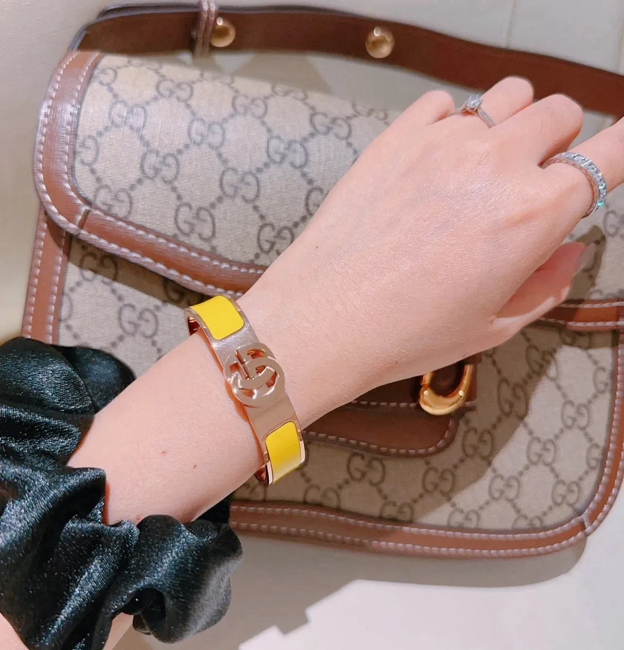 Gucci GG Marmont Pulsera Bisagra Esmalte Amarillo Oro Rosa 2
