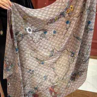 Gucci GG Monogram फ्लोरल बर्ड सिल्क स्कार्फ