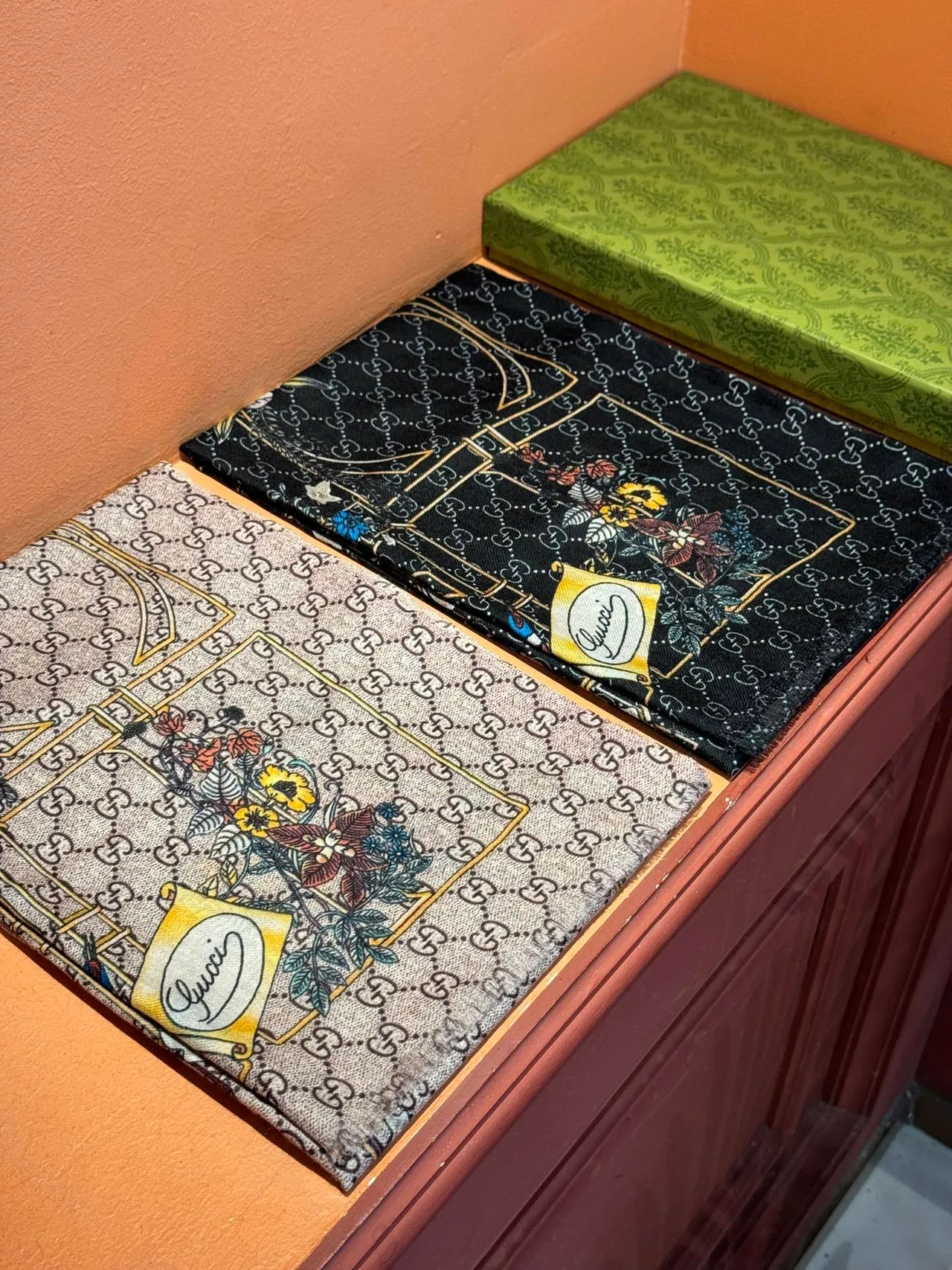 Gucci GG Monogram Lenço de Seda com Pássaro Floral 5