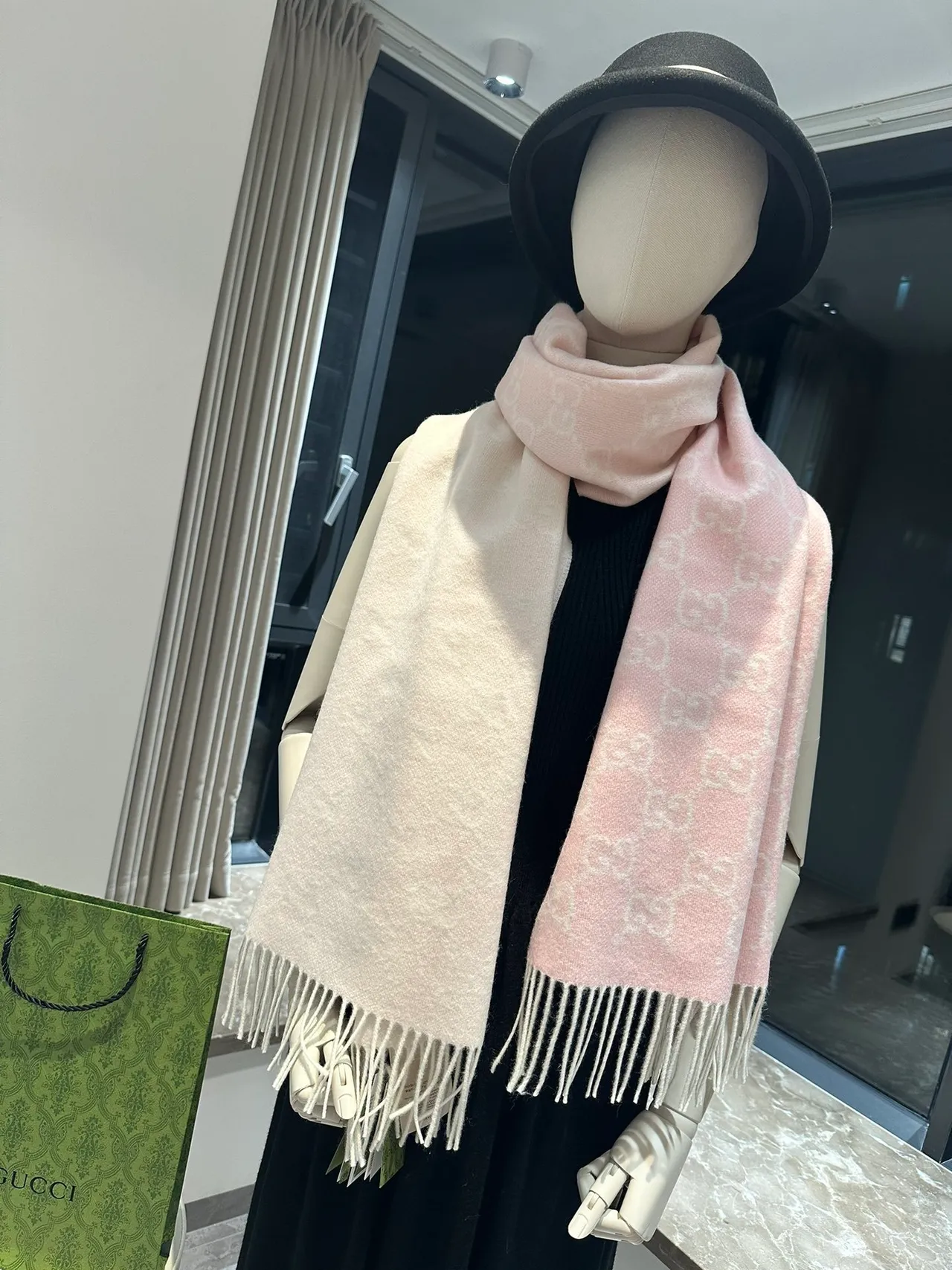 গুক্কি GG Monogram গোলাপি বেইজ ডাবল-ফেসড মনোগ্রাম ক্যাশমিয়ার স্কার্ফ 9