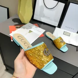 Gucci Zapatillas con lentejuelas doradas azules en la parte superior con borde ligero