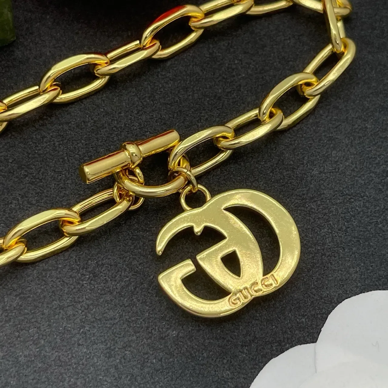 Gucci Bracelete Corrente Elos Ovalados Fecho Toggle Dourado 3