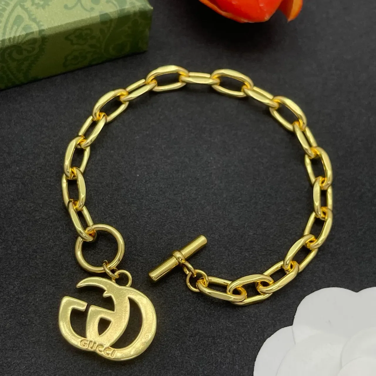 Gucci Bracelete Corrente Elos Ovalados Fecho Toggle Dourado 4