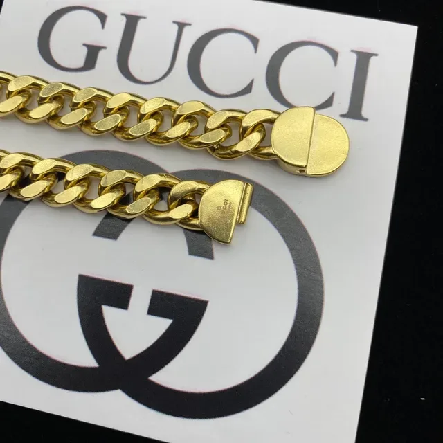 Gucci سلسلة Interlocking G Curb Chain باللون الذهبي 3