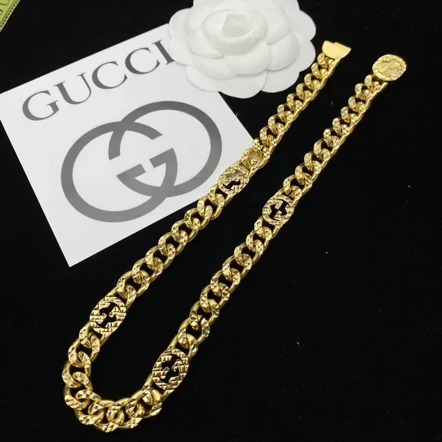 Gucci سلسلة Interlocking G Curb Chain باللون الذهبي 4