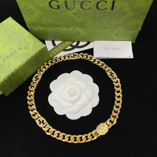 Gucci سلسلة Interlocking G Curb Chain باللون الذهبي 6