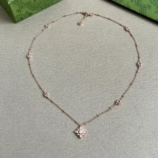 Collier Gucci Chaîne Transparente de Rose avec Charms G Entrelacés en Or