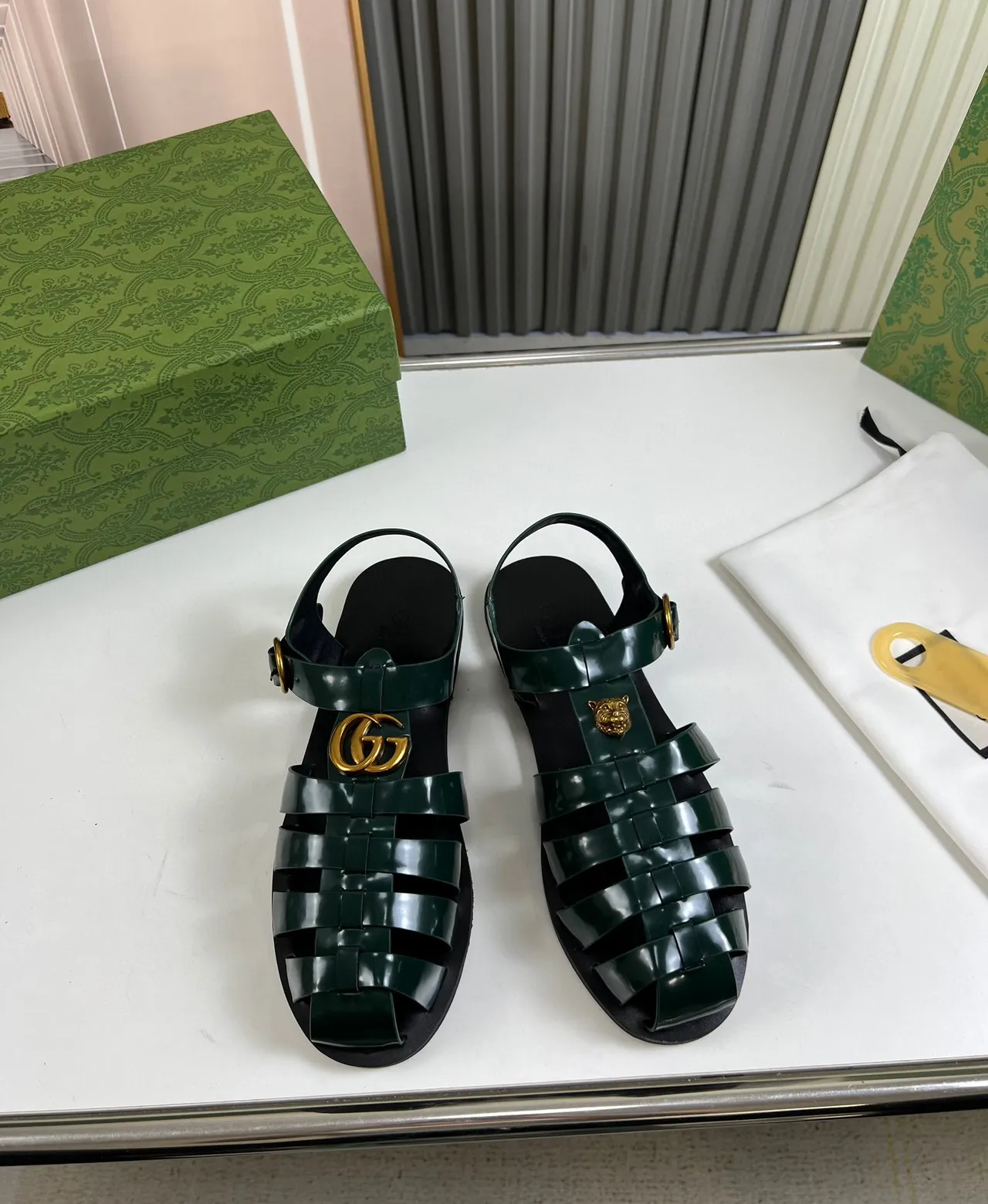 Gucci সবুজ সোনা উজ্জ্বল পেটেন্ট চামড়া মাল্টি স্ট্র্যাপ গ্ল্যাডিয়েটর স্যান্ডাল 2