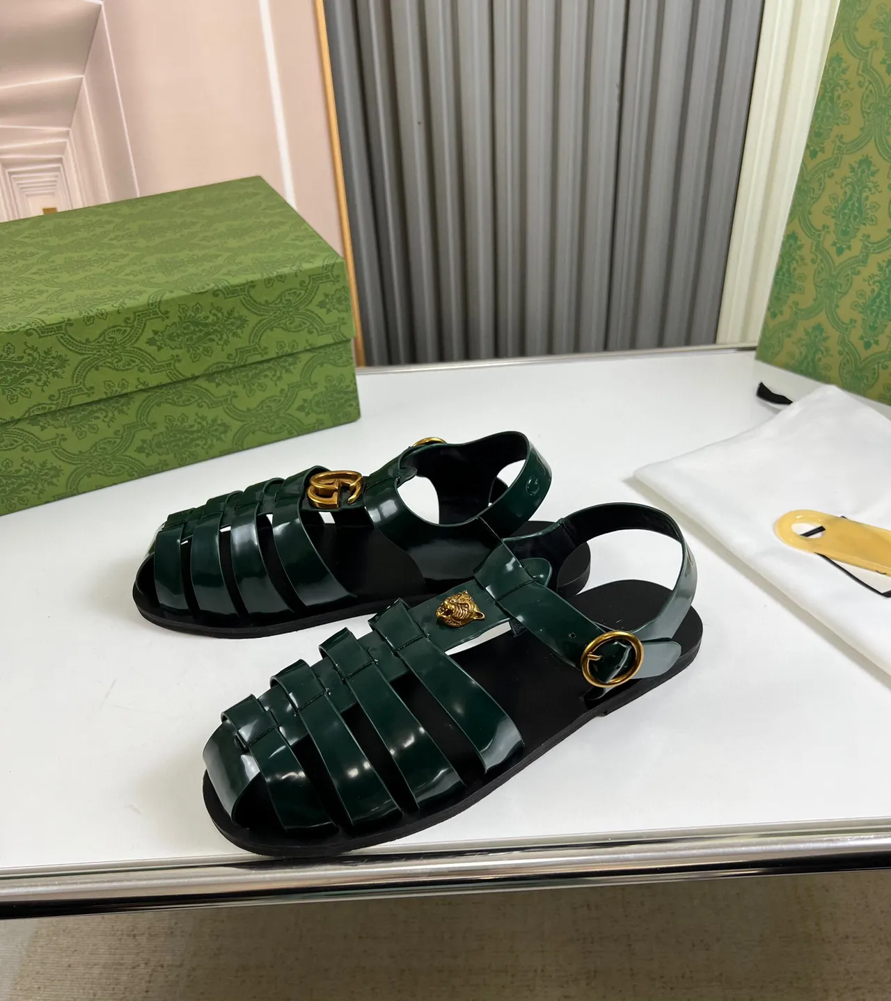 Gucci সবুজ সোনা উজ্জ্বল পেটেন্ট চামড়া মাল্টি স্ট্র্যাপ গ্ল্যাডিয়েটর স্যান্ডাল 3