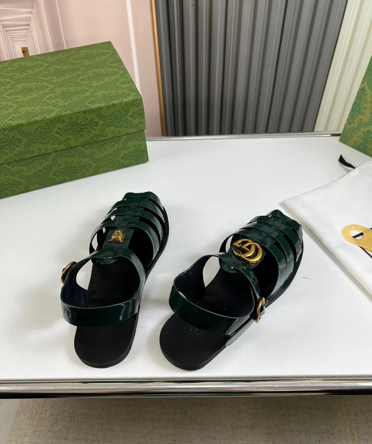 Gucci সবুজ সোনা উজ্জ্বল পেটেন্ট চামড়া মাল্টি স্ট্র্যাপ গ্ল্যাডিয়েটর স্যান্ডাল 5