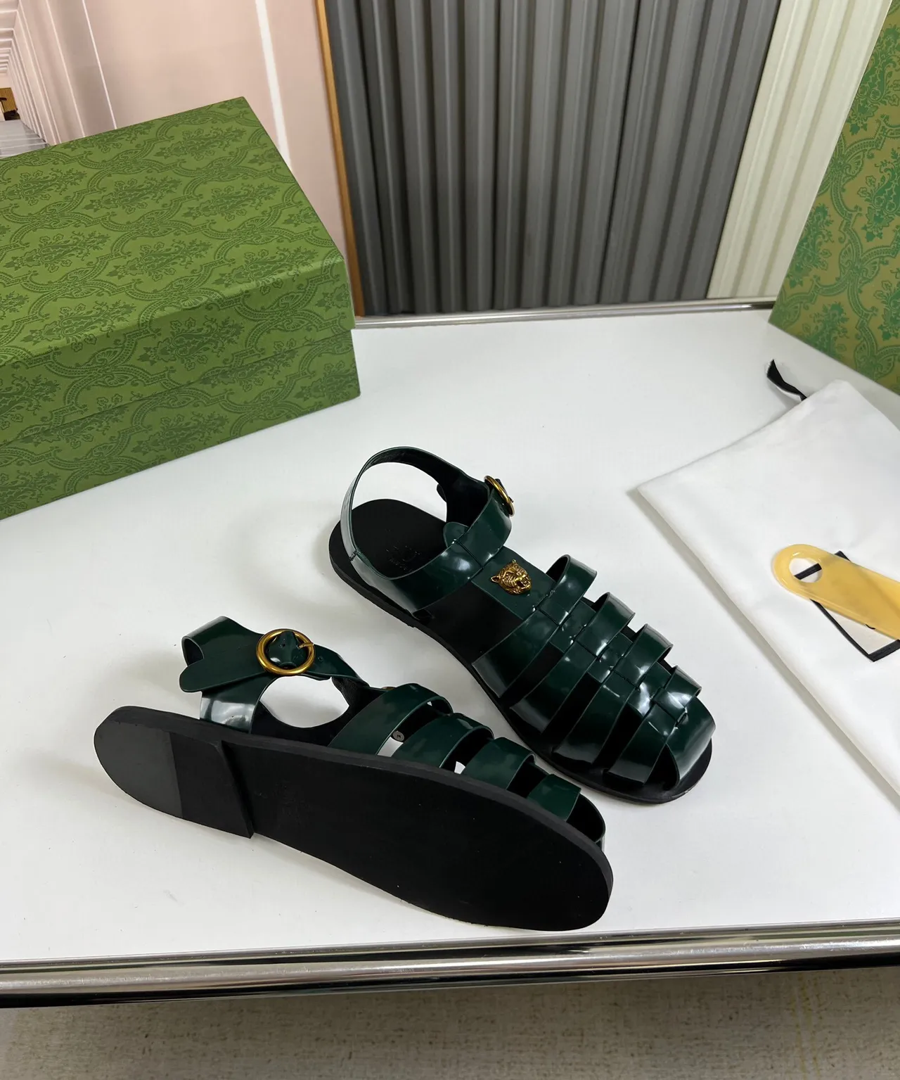 Gucci সবুজ সোনা উজ্জ্বল পেটেন্ট চামড়া মাল্টি স্ট্র্যাপ গ্ল্যাডিয়েটর স্যান্ডাল 6