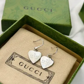 Gucci أقراط قطرة شكل قلب فضي بيج