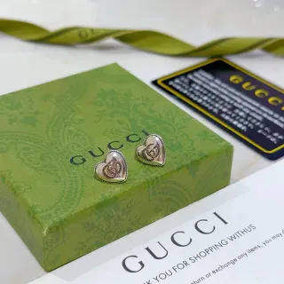 Gucci أقراط على شكل قلب Interlocking GG ستد