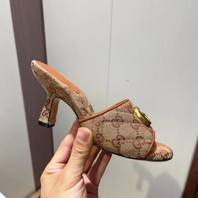 Gucci Horsebit 1955 米色和橙色 GG Monogram 穆勒休闲凉鞋 4