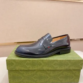 Gucci Horsebit 1955 नेवी पेटेंट लेदर पेनी स्ट्रैप लोफर
