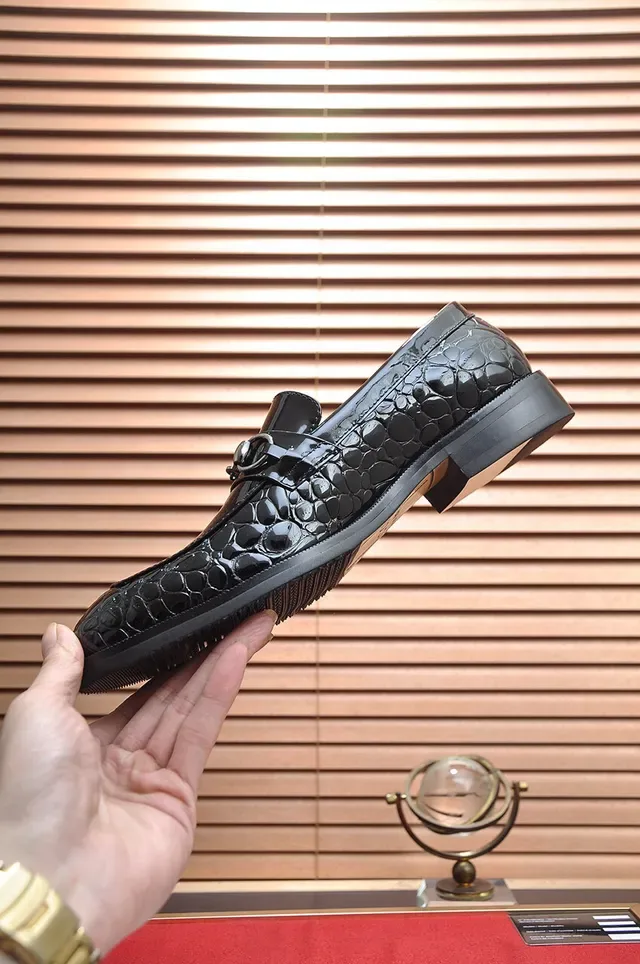 Gucci Horsebit 1955 جلد لامع بتصميم تمساح أسود مكاسين 4
