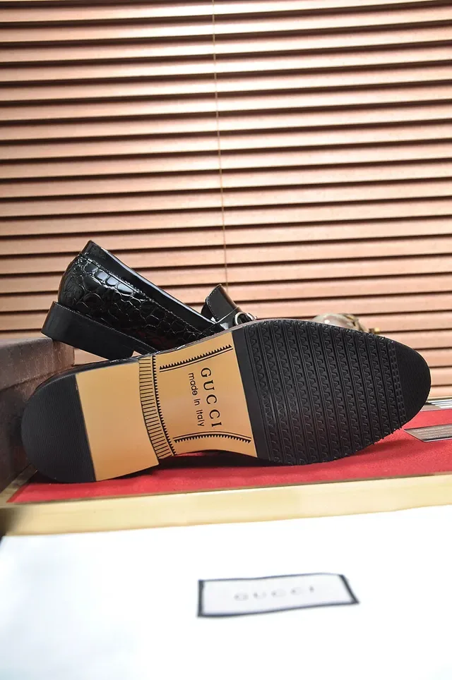 Gucci Horsebit 1955 جلد لامع بتصميم تمساح أسود مكاسين 6