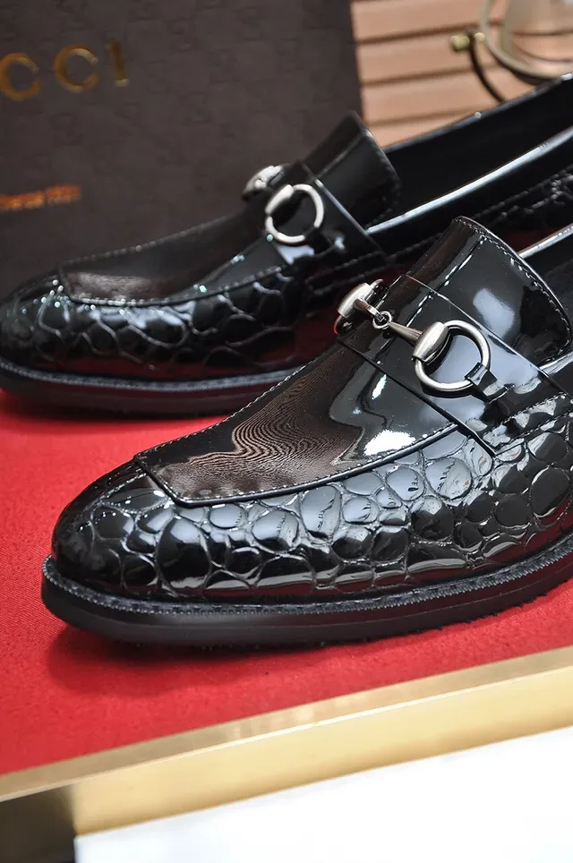 Gucci Horsebit 1955 جلد لامع بتصميم تمساح أسود مكاسين 7