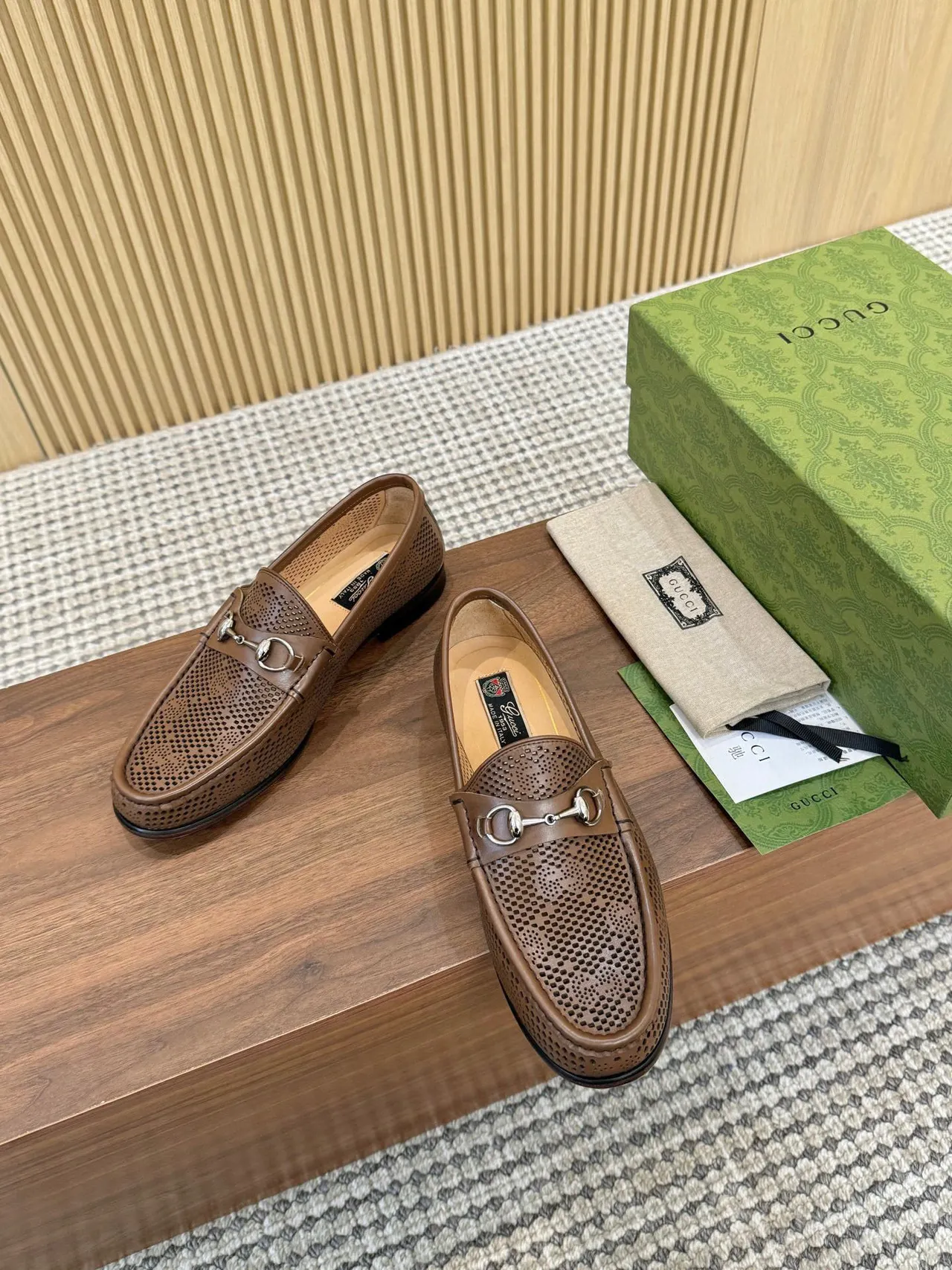 Gucci Horsebit 1955 Loafers marrom de couro perfurados 3