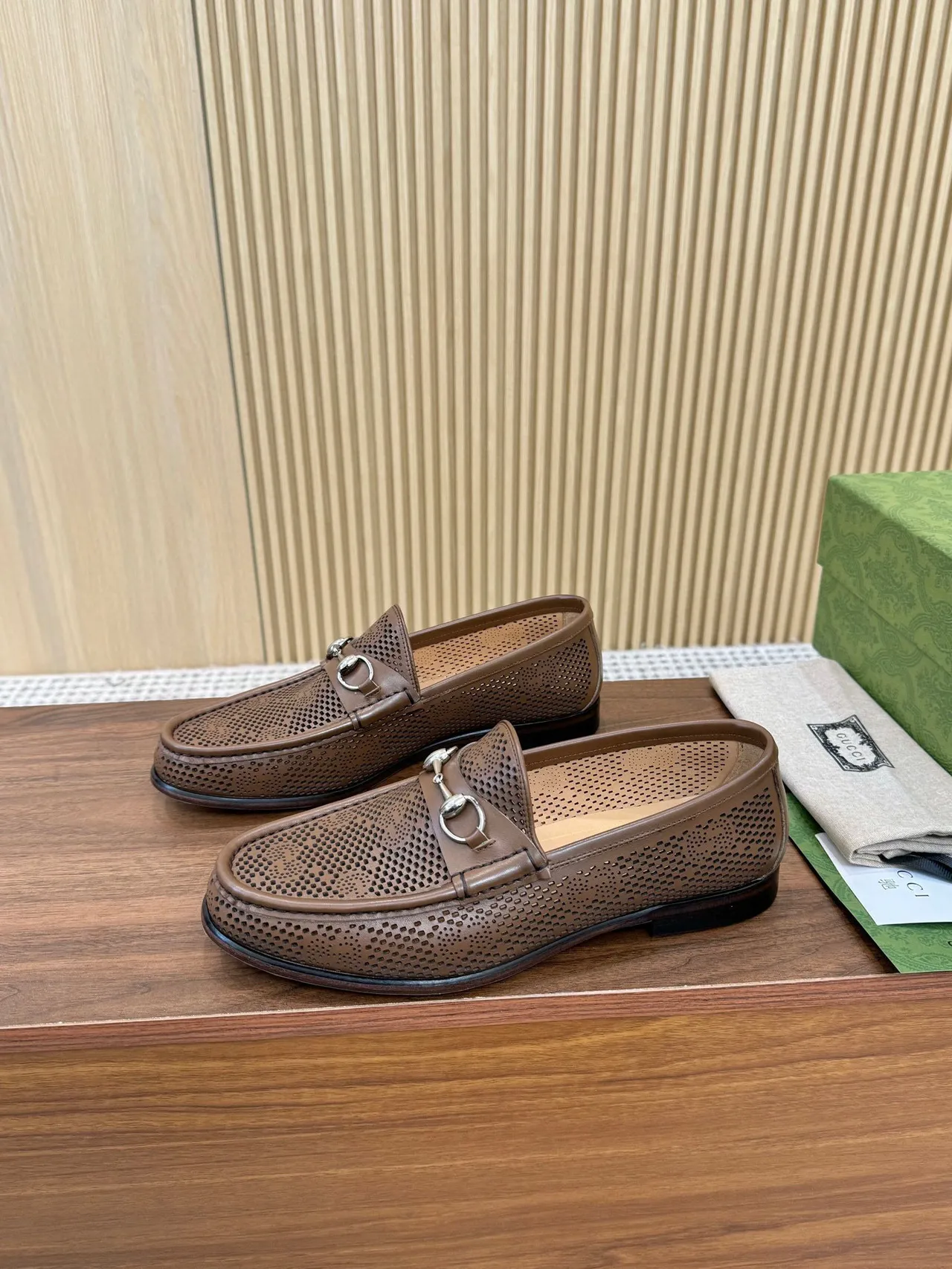 Gucci Horsebit 1955 Loafers marrom de couro perfurados 4