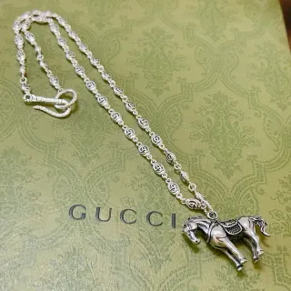 قلادة مع معلق حصان Gucci Horsebit 1955 بلون فضي