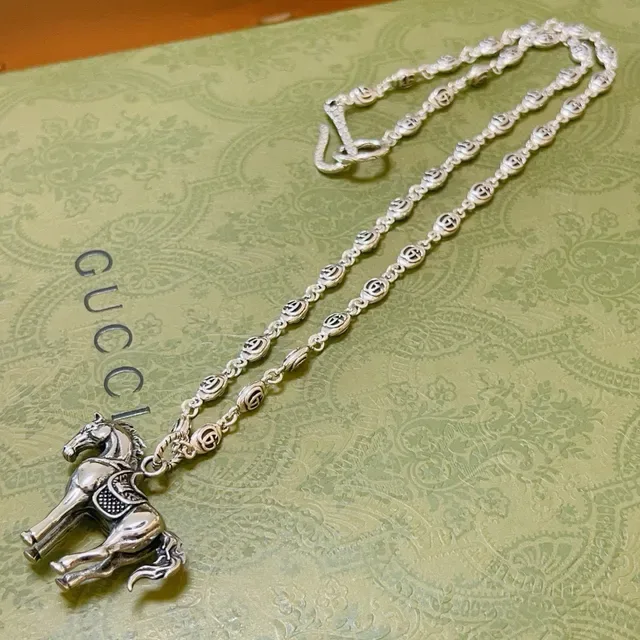 قلادة مع معلق حصان Gucci Horsebit 1955 بلون فضي 3