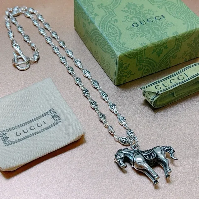 قلادة مع معلق حصان Gucci Horsebit 1955 بلون فضي 4