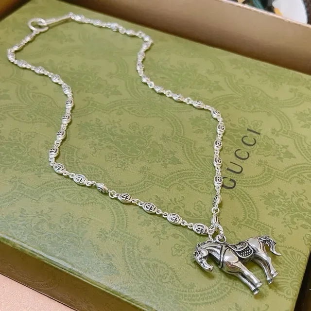 قلادة مع معلق حصان Gucci Horsebit 1955 بلون فضي 6
