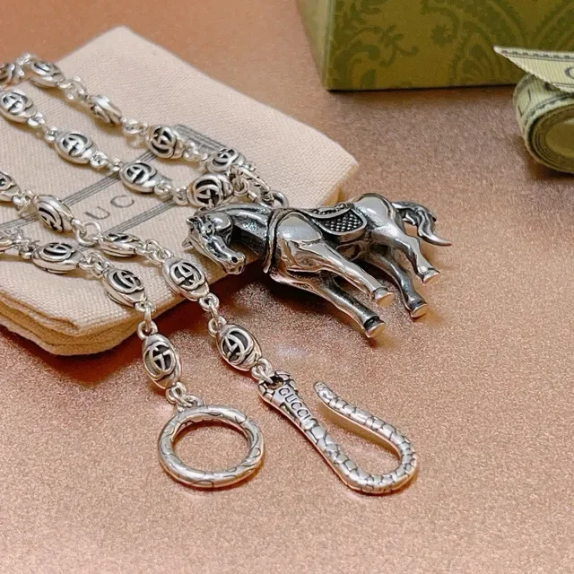 قلادة مع معلق حصان Gucci Horsebit 1955 بلون فضي 7