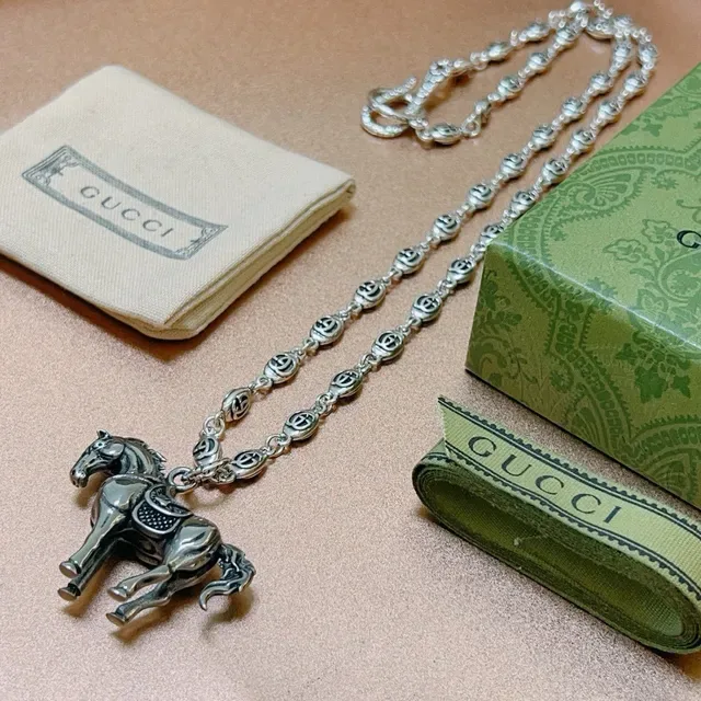 قلادة مع معلق حصان Gucci Horsebit 1955 بلون فضي 9
