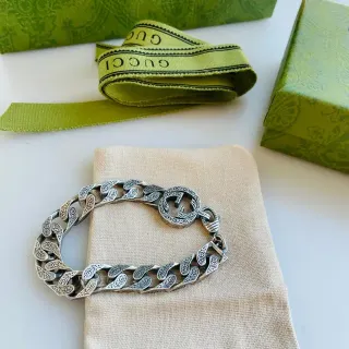 Gucci Icon فضي بيج سلسلة كيرب لينك مزخرف منحوت قفل G متشابك سوار