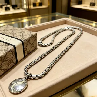 Gucci ইন্টারলকিং জি ওভাল পেন্ডেন্ট সিলভার চেইন নেকলেস