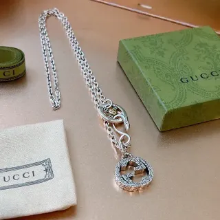 Gucci ইন্টারলকিং জিজি স্নেক ক্লাস্প চাঁদি এর হার