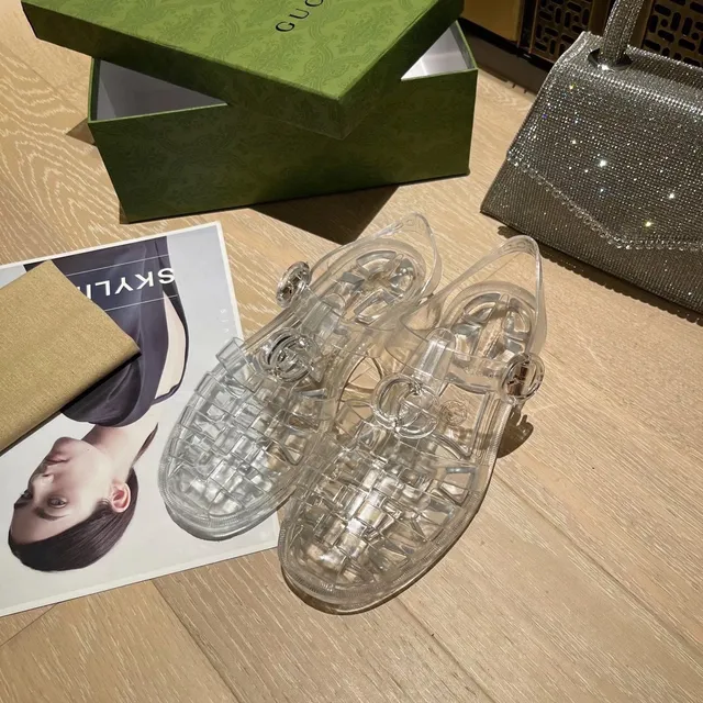Gucci Jelly Sandals 透明网格 Vamp 搭扣鞋带 休闲凉鞋 3