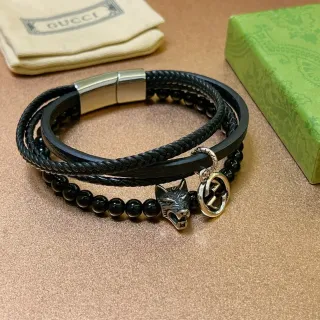 Gucci Pulsera de cuero negro multicapa con encanto de lobo con cuentas