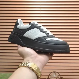Gucci Rhyton Sneakers Lifestyle de Cuero Perforado Negro y Blanco