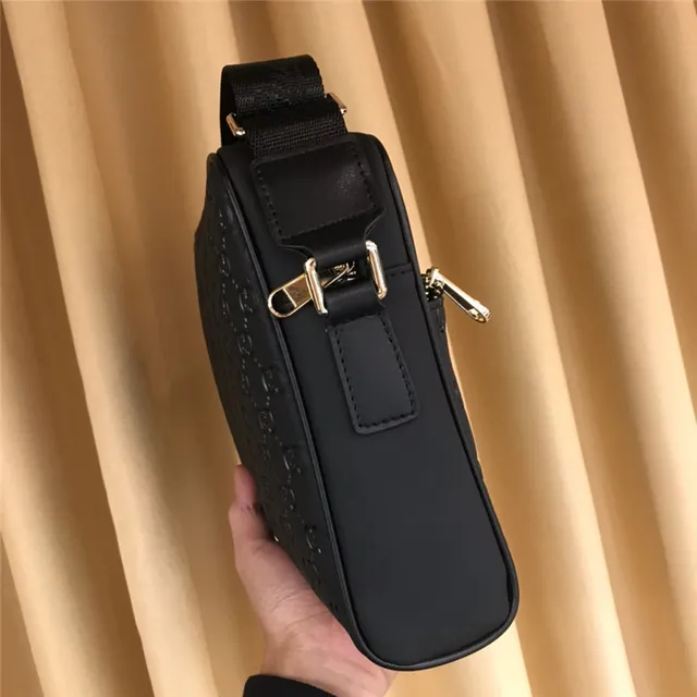 Gucci Screener কালো সোনালি উৎকীর্ণ GG মনোগ্রাম সামনের জিপের পকেট কাঁধের ব্যাগ 4