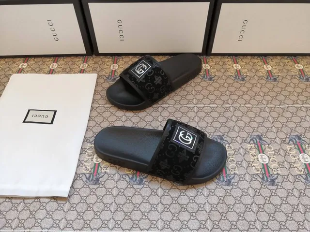 Gucci Screener Correa de Terciopelo Negro Logotipo Interlocking G Zapatillas 3
