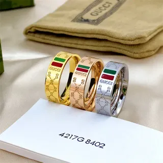 Gucci Screener सोने का लाल उत्कीर्णित GG मॉनोग्राम वेब स्ट्राइप रिंग